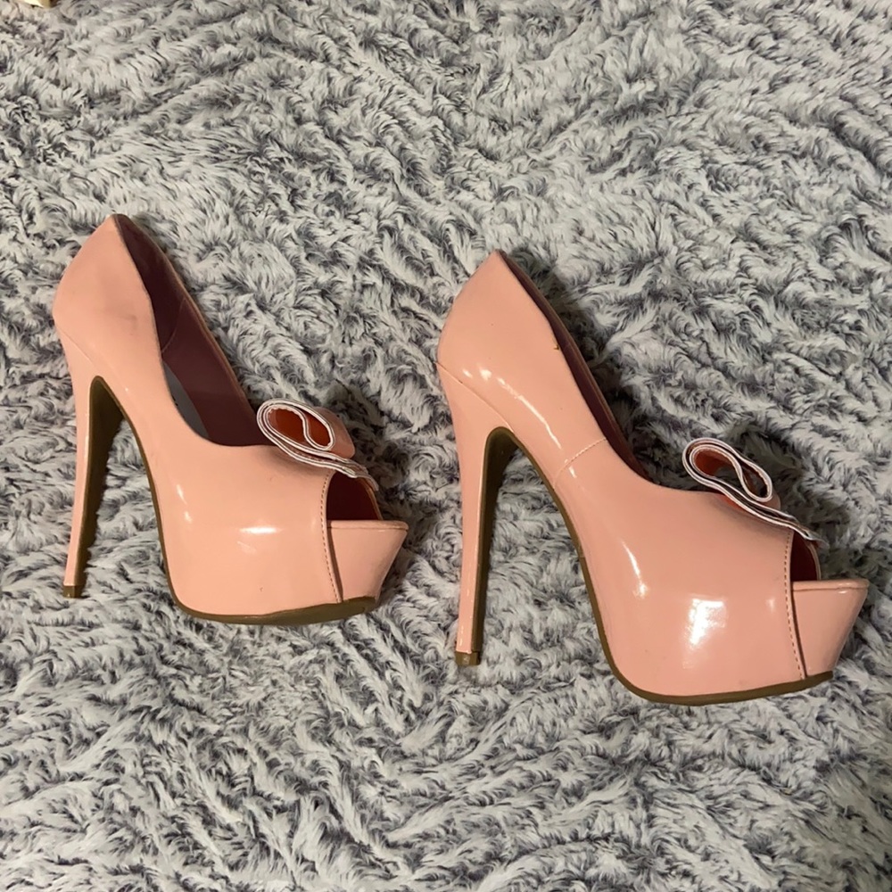 Kiss and tell heels